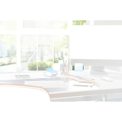 Nowoczesne wyposażenie biurka z czarnym dyspenserem 3M Post-it® Z-Notes PRO z żółtymi Post-it® Super Sticky Z-Notes (76x76 mm, 90 arkuszy/blok), notatnikami, długopisami i lampą przed dużymi oknami z światłem słonecznym i zielonymi drzewami na zewnątrz.