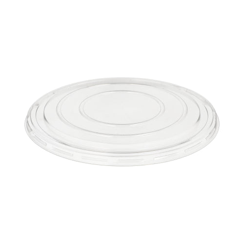 Na białym tle znajduje się przezroczysta, okrągła pokrywka Starpak 50 do misek na sałatki z R-PET (Ø 18 cm, 1,5 cm). Płaski środek i podniesione krawędzie zapewniają bezpieczne przechowywanie pojemnika. W zestawie folia termokurczliwa (50 sztuk).