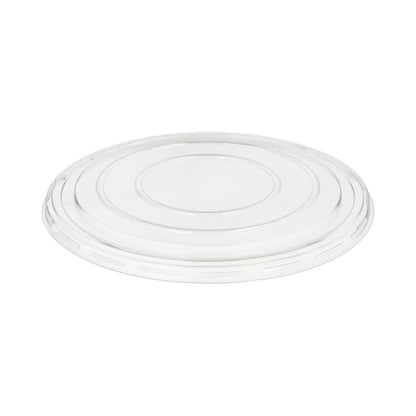 Na białym tle znajduje się przezroczysta, okrągła pokrywka Starpak 50 do misek na sałatki z R-PET (Ø 18 cm, 1,5 cm). Płaski środek i podniesione krawędzie zapewniają bezpieczne przechowywanie pojemnika. W zestawie folia termokurczliwa (50 sztuk).