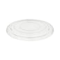 Na białym tle znajduje się przezroczysta, okrągła pokrywka Starpak 50 do misek na sałatki z R-PET (Ø 18 cm, 1,5 cm). Płaski środek i podniesione krawędzie zapewniają bezpieczne przechowywanie pojemnika. W zestawie folia termokurczliwa (50 sztuk).