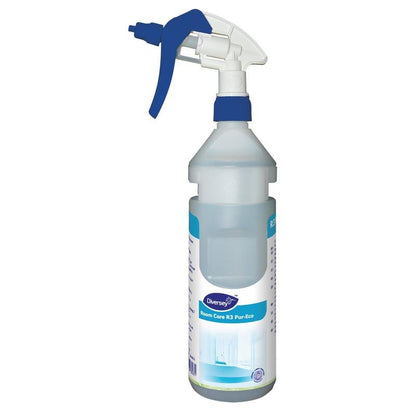 Butelka natryskowa Room Care R3 Plus Pur-Eco firmy Diversey Deutschland GmbH & Co. OHG to plastikowa butelka natryskowa z niebiesko-białą dyszą i ergonomicznym designem oraz częściowo widoczną etykietą informacyjną.