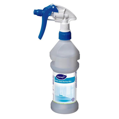 Przezroczysta, ergonomiczna butelka natryskowa Room Care R3 Plus Pur-Eco od Diversey Deutschland GmbH & Co. OHG z niebiesko-białą głowicą natryskową zawiera przezroczysty płyn do ekologicznego czyszczenia; Etykieta przedstawia czysty pokój.