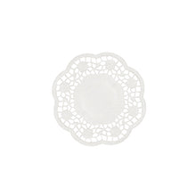 Das PAPSTAR okrągłe podkładki pod talerze i filiżanki (Ø 10 cm, białe, 1000 sztuk) firmy PAPSTAR GmbH z falistym brzegiem i wycięciami koronkowymi są idealne do eleganckiej dekoracji stołu, tutaj na białym tle.