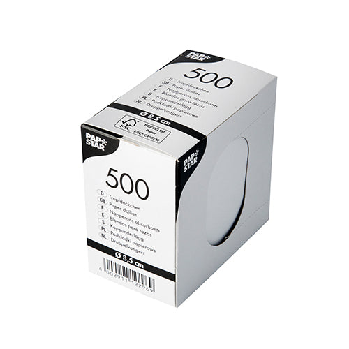 Białe, prostokątne pudełko PAPSTAR z 500 okrągłymi podkładkami kroplowymi (Ø 8,5 cm) do serwetek napojowych jest wyposażone w informacje o produkcie, kod kreskowy i okrągły wycięcie (~5 cm), które odsłania białe serwetki.