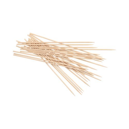 Stos PAPSTAR drewnianych patyczków do szaszłyków (Ø 3 mm, 20 cm długości, worek z 50 sztuk) od PAPSTAR GmbH leży na białym tle. Drewniane patyczki są cienkie, proste i ostre - idealne do potraw z grilla.