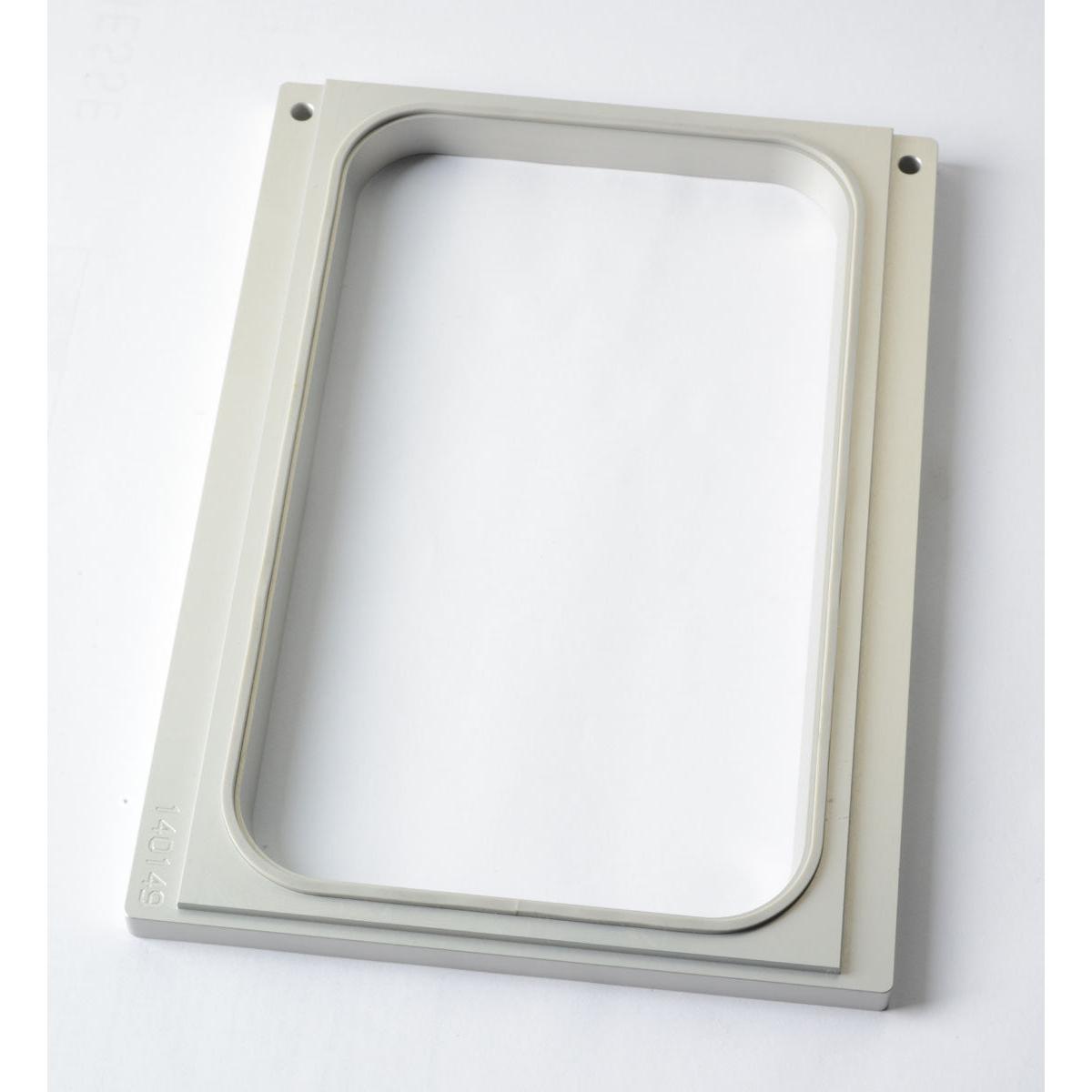 Kaseta Duni GmbH DF10/20 to prostokątna, jasnoszara ramka z zaokrąglonymi wewnętrznymi narożnikami i czterema otworami na śruby, idealna do organizacji pojemników PP o wymiarach 265x162x50 lub 265x162x70 mm jako praktyczne rozwiązanie do przechowywania. Opakowanie zawiera 1 sztukę.