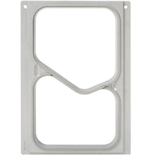 Die Kassette DF10/20 von Duni GmbH ist ein rechteckiger silberner Metallrahmen mit zwei großen, unregelmäßigen Ausschnitten und abgerundeten Ecken, kompatibel mit 2-Komp. PP GN Menüschalen 630/490 ml. Sie hat Befestigungslöcher in zwei Ecken.