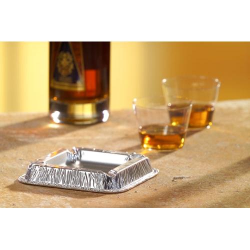 Kompaktowa, kwadratowa popielniczka Starpak 10 (Alu, 2,2 cm x 12,5 cm x 12,5 cm) stoi na blacie obok dwóch szklanek bursztynowego płynu – praktyczne akcesorium dla palaczy do każdego pomieszczenia, dostępne w zestawie 10 sztuk w folii termokurczliwej.