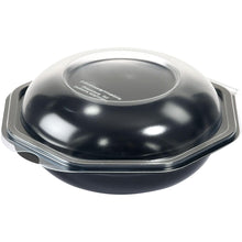 Ilustracja przedstawia Duni GmbH Octabowl® czarno/przezroczystą (160x160x72 mm), wszechstronną miskę z przezroczystą, wypukłą pokrywką, zaprezentowaną pustą na białym tle. Jednostka opakowaniowa: 405 sztuk.