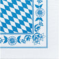 Serwetki z włókniny Duni GmbH 33x33 cm, 3-warstwowe, 1/4 złożenia (50 serwetek) prezentują niebiesko-biały bawarski wzór rombów z niebieską bordiurą z kwiatów i jagód - idealne na autentycznie nakryty stół na Oktoberfest.