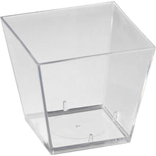 Duni GmbH Square Transparent PS Box (47x47x45 mm) jest przedstawione pod kątem na białym tle, idealne do przechowywania i prezentacji biżuterii. Opakowanie zawiera 100 sztuk.