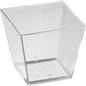 Duni GmbH Square Transparent PS Box (47x47x45 mm) jest przedstawione pod kątem na białym tle, idealne do przechowywania i prezentacji biżuterii. Opakowanie zawiera 100 sztuk.