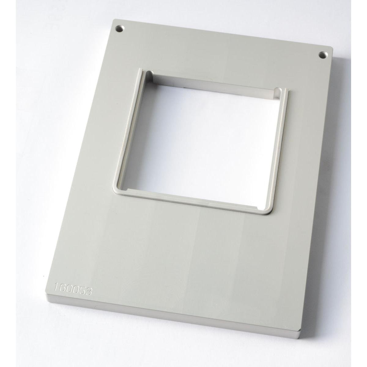 Jasnoszara prostokątna płyta z dużym kwadratowym wycięciem pasuje do kasety DF10/20 na kwadratowe pudełko kartonowe, 550 ml, od Duni GmbH. Ma dwa otwory na śruby i w rogu wytłoczony numer 160053.
