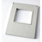 Jasnoszara prostokątna płyta z dużym kwadratowym wycięciem pasuje do kasety DF10/20 na kwadratowe pudełko kartonowe, 550 ml, od Duni GmbH. Ma dwa otwory na śruby i w rogu wytłoczony numer 160053.