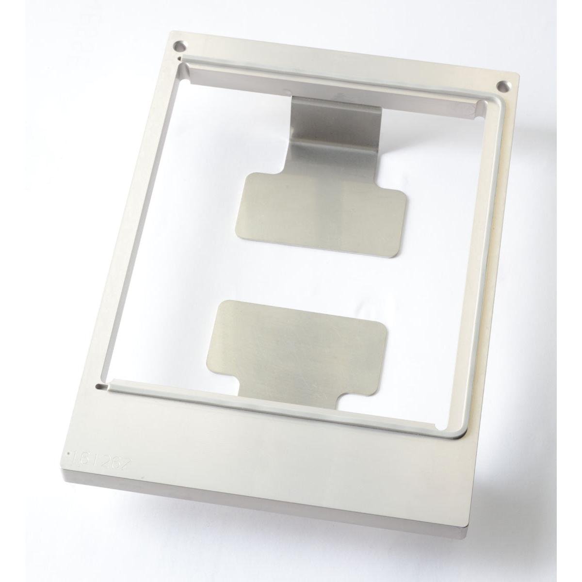 Kaseta Duni GmbH DF10/20 do pudełka kartonowego to prostokątna metalowa ramka (1200 ml, L) z dwiema płaskimi płytkami wewnątrz i małymi otworami w rogach, idealna do kompaktowego przechowywania, przedstawiona na białym tle.