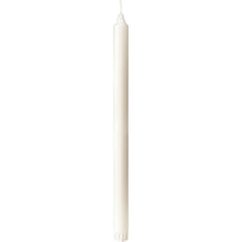 Na zdjęciu znajduje się pojedyncza, nieoświetlona biała świeca koronkowa ze stearyny o wymiarach 22x350 mm firmy Duni GmbH, wykonana w 100% ze stearyny, z widocznym knotem i gładką powierzchnią na prostym białym tle. Opakowanie zawiera 10 świec.