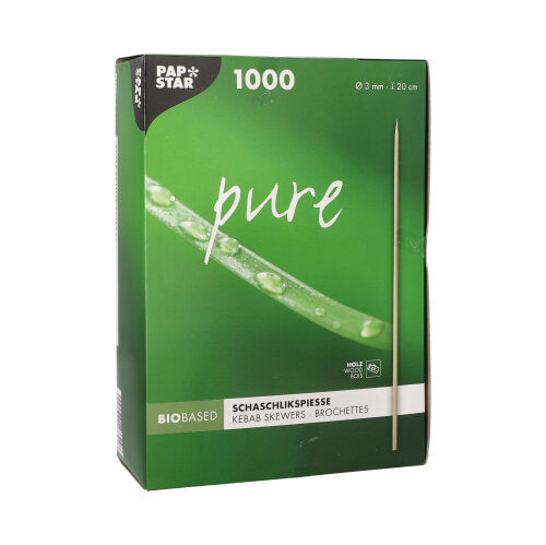 Zielone opakowanie z napisem "PAPSTAR Patyczki do szaszłyków drewniane pure" (Ø 3 mm, długość 20 cm, 1000 sztuk) firmy PAPSTAR GmbH pokazuje patyczek i zbliżenie na świeżą zieloną roślinę.