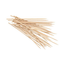 Stos PAPSTAR drewnianych szaszłyków "pure", Ø 3,5 mm, długość 20 cm (1000 sztuk), od PAPSTAR GmbH, z ostrymi drewnianymi końcówkami na białym tle.