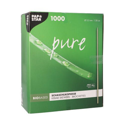 Zielone pudełko z napisem "PAPSTAR drewniane szaszłyki 'pure', Ø 3,5 mm, długość 20 cm | Taca kartonowa (1000 sztuk)" firmy PAPSTAR GmbH zawiera 1000 drewnianych szaszłyków i pokazuje zdjęcie szaszłyka z kroplami wody na jaskrawo zielonym tle.