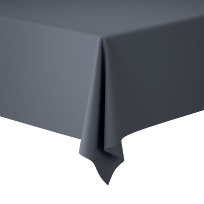 Zbliżenie na róg prostokątnego stołu, przykrytego eleganckim obrusem Evolin o wymiarach 127 x 180 cm firmy Duni GmbH. Tło jest białe, a materiał delikatnie drapowany przez krawędź.