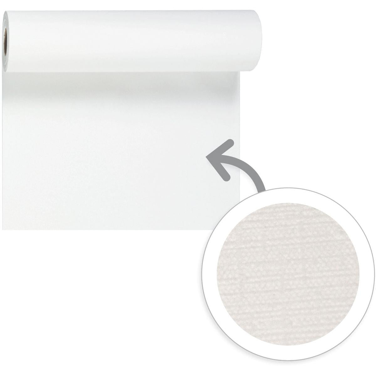 Rolka jednokolorowego białego bieżnika stołowego Evolin Tête-à-Tête 24 m x 0,41 m (20 odcinków) firmy Duni GmbH jest rozwijana w dół. Strzałka podkreśla okrągłe zbliżenie, które ujawnia subtelny, strukturalny wzór powierzchni dekoracji stołu.