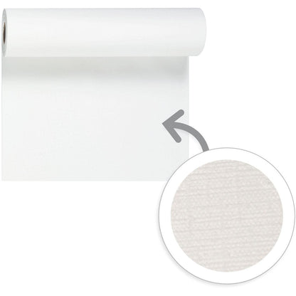 Rolka jednokolorowego białego bieżnika stołowego Evolin Tête-à-Tête 24 m x 0,41 m (20 odcinków) firmy Duni GmbH jest rozwijana w dół. Strzałka podkreśla okrągłe zbliżenie, które ujawnia subtelny, strukturalny wzór powierzchni dekoracji stołu.