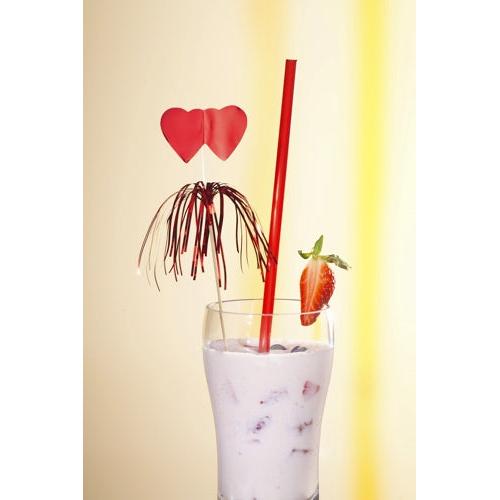 Ein Glas Pink Milkshake mit Eis, Erdbeeren, einer halbierten Erdbeere am Rand, rotem Strohhalm und PAPSTAR 100 Deko-Picker der PAPSTAR GmbH – perfekt für Buffets und stilvolle Präsentationen vor hellem Hintergrund.