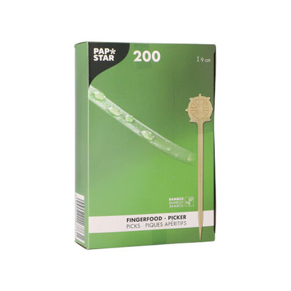 Zielone pudełko wykałaczek "Kierownica" 9 cm (200 sztuk) od PAPSTAR GmbH na tackę papierową jest przedstawione z wykałaczką i szczegółami produktu na opakowaniu - idealne na imprezy.