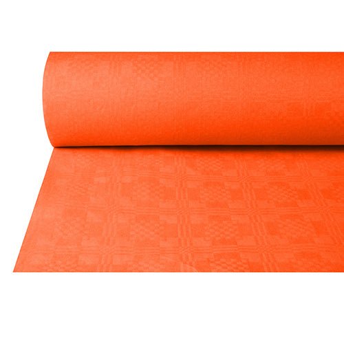 Częściowo rozwinięty PAPSTAR Papierowy obrus z wytłoczonym wzorem adamaszku (50 m x 1 m) firmy PAPSTAR Spółka z ograniczoną odpowiedzialnością w jaskrawym pomarańczowym kolorze z subtelnym wzorem z kwadratów i linii, idealna na uroczyste okazje. Przedstawiona na prostym białym tle.