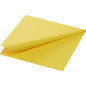Żółta, 3-warstwowa serwetka papierowa firmy Duni GmbH Zellt.-Serwetki (24x24 cm) z opakowania 250 sztuk jest częściowo złożona i przedstawia wytłoczony wzór na obrzeżu na jednokolorowym białym tle.