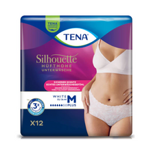 Opakowanie TENA Silhouette Plus White Inkontinenzpants od TENA – Essity Germany GmbH, rozmiar M, przedstawia kobietę noszącą produkt. Podkreśla ochronę przy nietrzymaniu moczu i komfort noszenia, zawiera 12 sztuk.