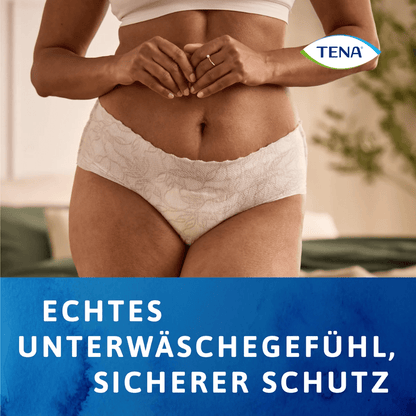 Kobieta ma na sobie majtki na wypadek nietrzymania moczu TENA Silhouette Plus White firmy TENA – Essity Germany GmbH, sięgające od ramion do połowy uda. Na zdjęciu widoczne jest logo TENA oraz niemiecki napis: „PRAWDZIWE WRAŻENIE NOSZENIA BIELIZNY, BEZPIECZNA OCHRONA” na niebieskim tle.