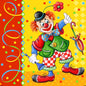 Ein Cartoon-Clown mit orangefarbenen Haaren, roter Nase und bunter Kleidung hält einen Regenschirm und ein Horn vor einem farbenfrohen Hintergrund - ideal für PAPSTAR 20 Servietten, 33 cm x 33 cm, 3-lagig, Design Set 5 von PAPSTAR GmbH.