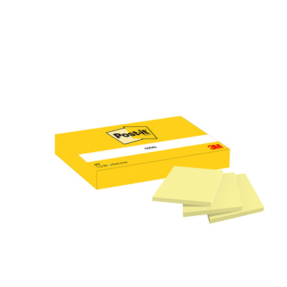 Żółte pudełko z notatkami Post-it® (38 x 51 mm, żółte) firmy 3M Deutschland GmbH z trzema blokami na przedzie. Zawiera 12 bloków/opakowanie (100 kartek/blok), w kartonowym opakowaniu, certyfikowane przez PEFC - idealne wyposażenie biurowe do notatek i przypomnień.