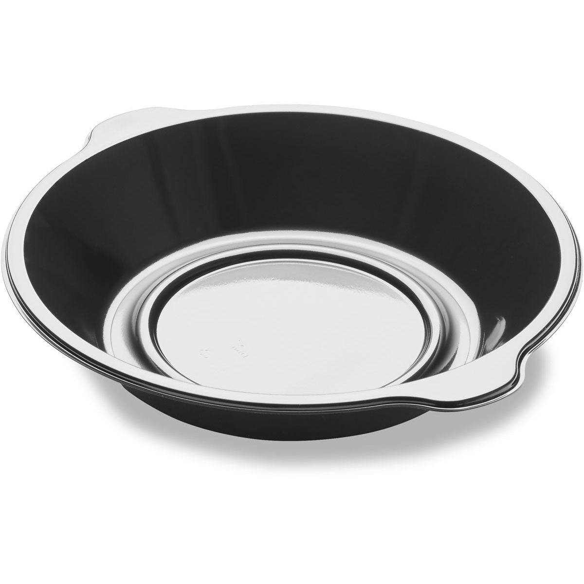 Obok okrągłej, metalowej miski do mieszania z wylewką znajduje się smukły talerz DF Pearl M1 - 1-częściowy 1 czarny PP Ø220x42 firmy Duni GmbH (opakowanie 320 sztuk), oba na białym tle.