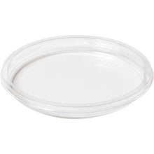 Przezroczysta, płaska pokrywka do misek Deli Crystal firmy Duni GmbH (rPET, 120x120x14 mm, 35 sztuk) jest przedstawiona na białym tle. Przezroczysta pokrywka ma lekko podwyższone krawędzie - idealne dla gastronomii.