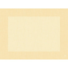 Jasnożółte i beżowe tło w kratkę odzwierciedla delikatną, subtelną elegancję podkładek stołowych Dunicel 30 x 40 cm Linnea kremowych (opakowanie 100 sztuk) firmy Duni GmbH, idealnych do nadania każdej dekoracji stołu wyrafinowanego, oprawionego akcentu.