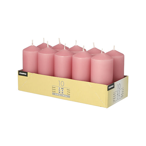 Opakowanie z dziesięcioma różowymi świecami pieńkowymi Starpak 10 (Ø 40 mm · 90 mm) jest ułożone w dwóch rzędach w otwartym żółtym pudełku Starpak z napisem „10“ – idealne na wesela lub do stworzenia przytulnej atmosfery.