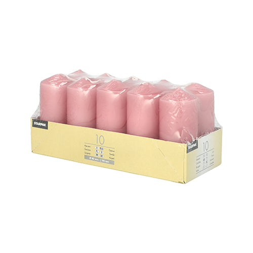 Starpak 10 świec pieńkowych Ø 40 mm · 90 mm, różowe, są starannie ułożone w przezroczystym plastiku i otwartym beżowym pudełku – doskonałe na wesela lub do stworzenia przytulnej atmosfery.