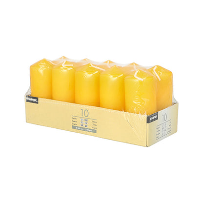 Opakowanie z dziesięcioma świecami Starpak 10 Stumpenkerzen (Ø 40 mm · 90 mm), ułożonymi w dwóch rzędach i zapakowanymi w przezroczystą folię na beżowej tacy z etykietą – idealne na wesela lub do stworzenia przytulnej atmosfery.