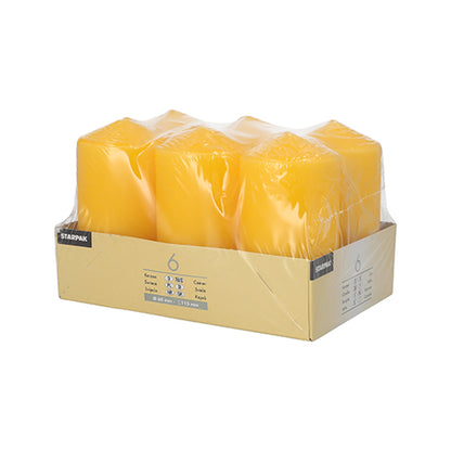 Na beżowej tacy z napisem „Starpak” znajduje się opakowanie z sześcioma świecami pieńkowymi Starpak 6 Ø 60 mm · 115 mm z wysokiej jakości wosku, zaprezentowane na prostym białym tle, owinięte w przezroczystą plastikową folię.