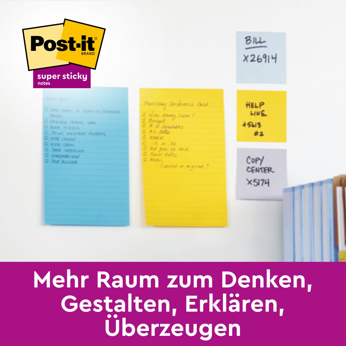 Drei Sets der 3M Deutschland GmbH Post-it® Super Sticky Notes im Großformat, liniert (101 mm x 152 mm, 90 Blatt/Block, 100% PEFC) in blau und gelb sind an einer weißen Wand über einem lila Banner mit deutschem Text neben Ordnern angebracht. Logo oben links.