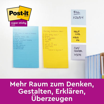 Trzy karteczki samoprzylepne Post-it® Super Sticky Notes w dużym formacie od 3M Deutschland GmbH w różnych kolorach przyklejone do białej ściany, każda z ręcznie pisanymi listami. Fioletowy baner poniżej pokazuje slogan: "Więcej miejsca na myślenie, projektowanie, wyjaśnianie, przekonywanie."