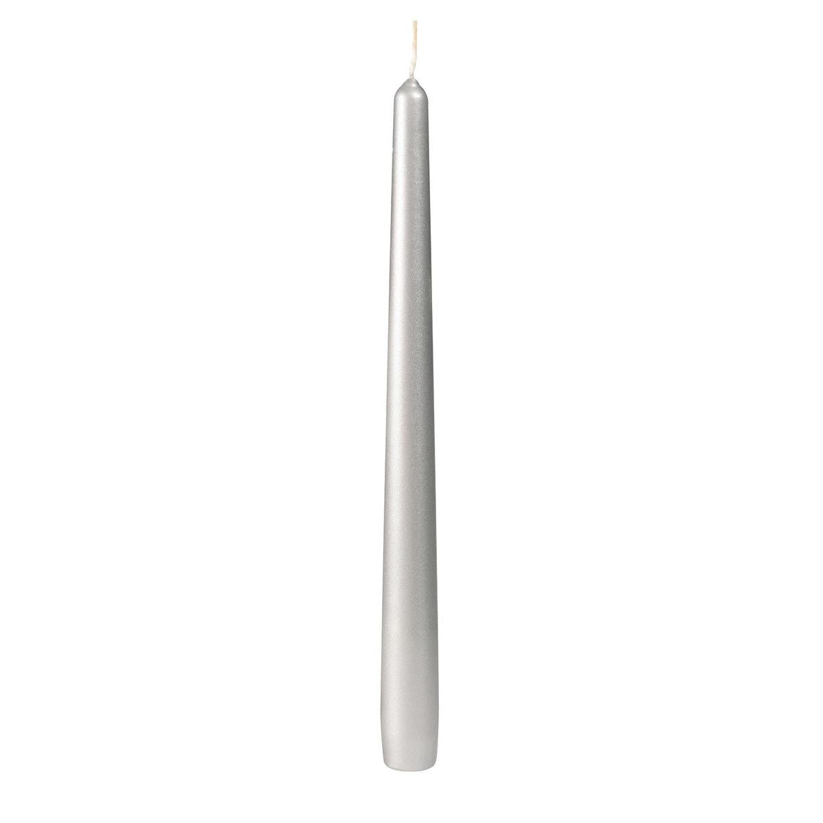Pojedyncza, nieoświetlona świeca stożkowa firmy Duni GmbH (260 x 22 mm, czas palenia ok. 6,5 godz.) stoi pionowo na białym tle; jest srebrna, ma elegancki kształt i zwęża się ku delikatnemu czubkowi z widocznym knotem.