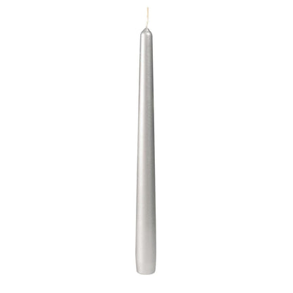 Pojedyncza, nieoświetlona świeca stożkowa firmy Duni GmbH (260 x 22 mm, czas palenia ok. 6,5 godz.) stoi pionowo na białym tle; jest srebrna, ma elegancki kształt i zwęża się ku delikatnemu czubkowi z widocznym knotem.