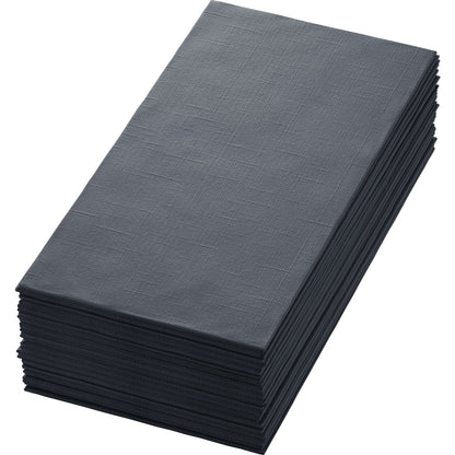 Czysto ułożony stos ciemnoszarych serwetek Dunilin 48 x 48 cm 1/4 fałd firmy Duni GmbH z subtelnym wzorem strukturalnym jest prezentowany na prostym białym tle.
