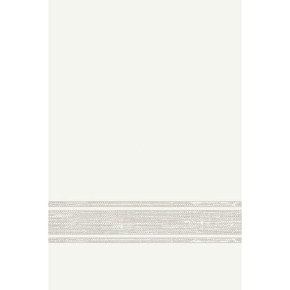 Jednokolorowe, kremowe tło z beżowym, wzorzystym paskiem w dolnej części - idealne do prezentacji serwetek Dunilin 40 x 60 cm 1/4 fałda firmy Duni GmbH jako część wyrafinowanej dekoracji stołu.