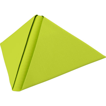 Zielona serwetka Dunilin 40 x 40 cm 1/4 złożona Duni GmbH jest złożona w piramidę, z ostrymi krawędziami i przedstawiona na białym tle.