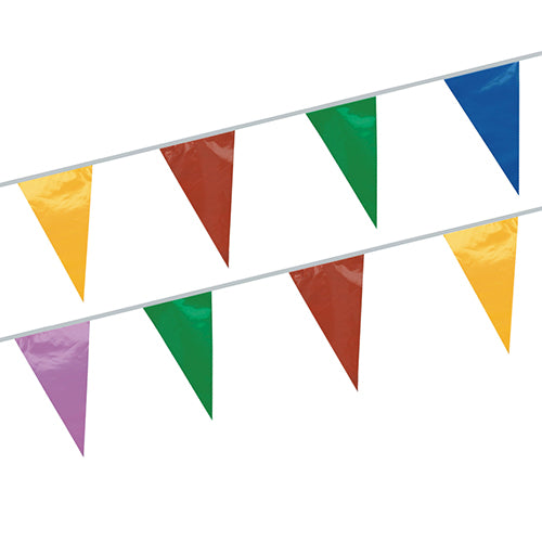 Dwie girlandy firmy PAPSTAR GmbH w kolorach żółtym, czerwonym, zielonym, niebieskim i fioletowym wiszą w powtarzającym się wzorze. Wykonane z odpornej na warunki atmosferyczne folii, idealnie nadają się na imprezy plenerowe.