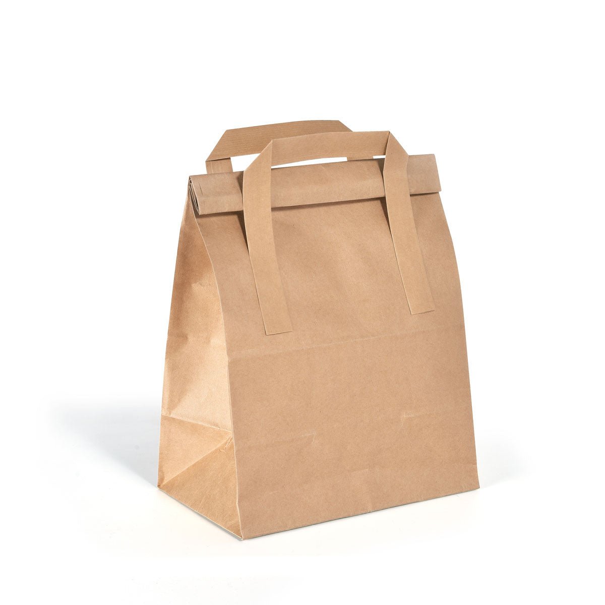 Mała torba składana BioPak Brown Paper FSC 180x110x265 od Duni GmbH z dwoma płaskimi uchwytami i składanym wieczkiem stoi pionowo na białym tle. Opakowanie zawiera 500 sztuk.